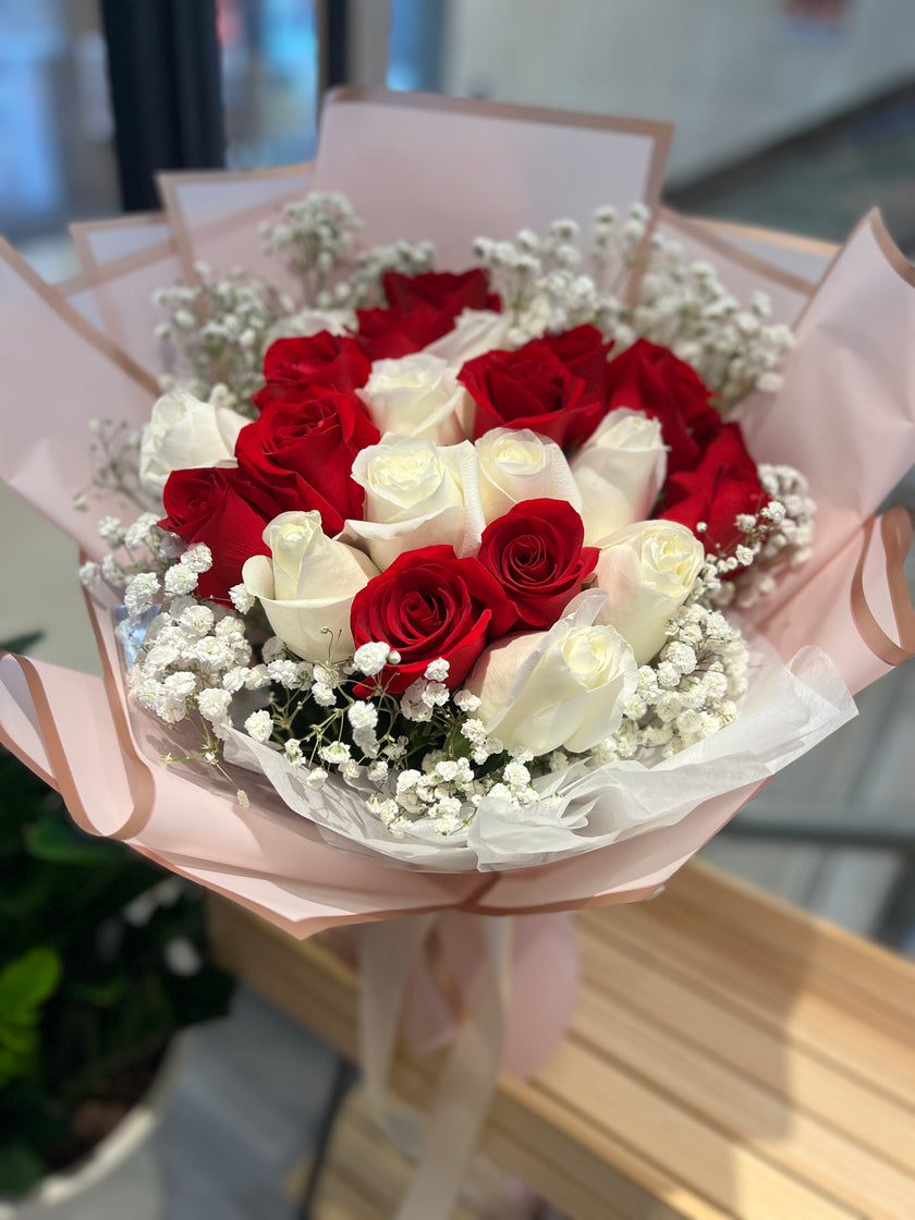 [Double pair] 24 two-color red and white rose bouquets