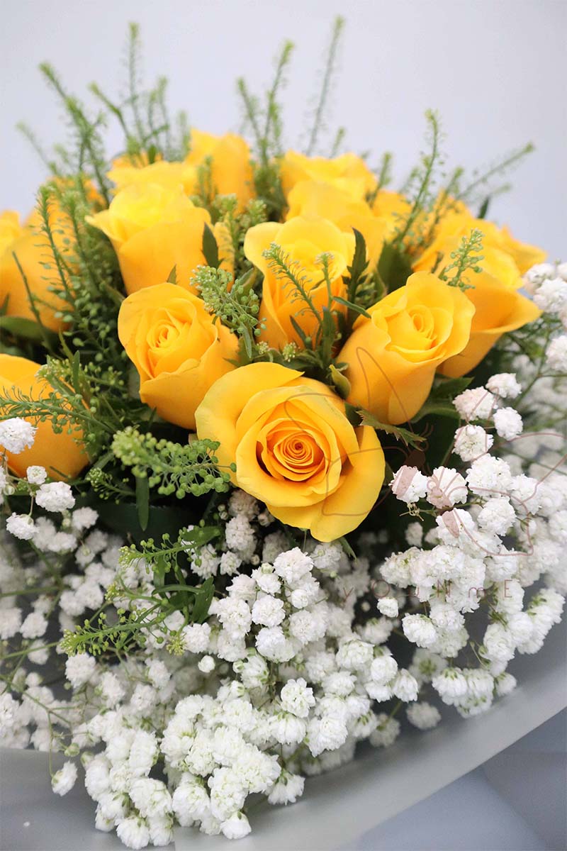 [ precious. Treasure] bouquet of 28 yellow roses