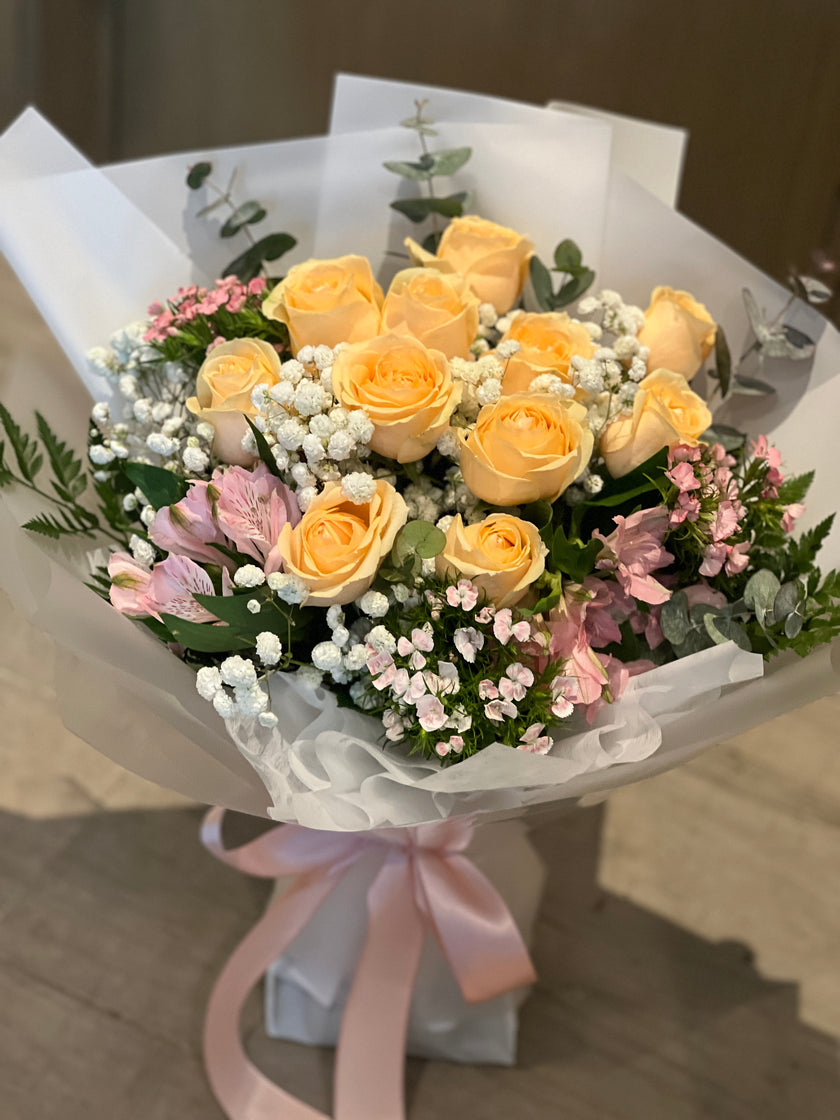 [Tenderness and brilliance] 11 champagne roses and small lilies bouquet