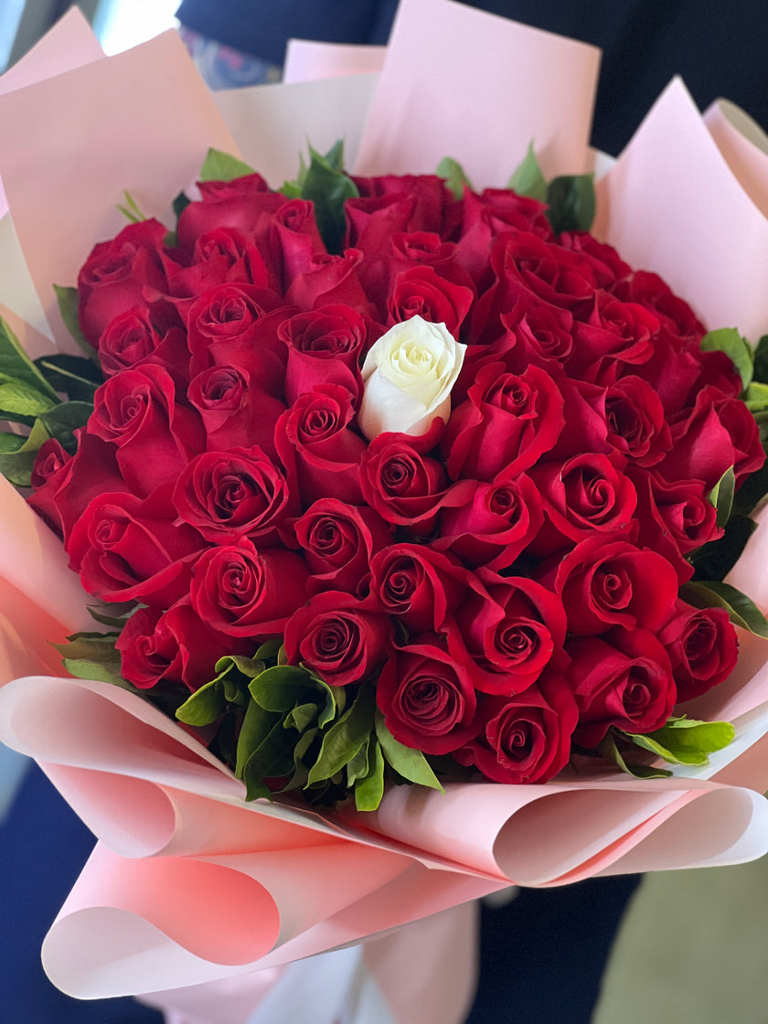 [Pure White Promise of Love] 50 Rose Bouquet