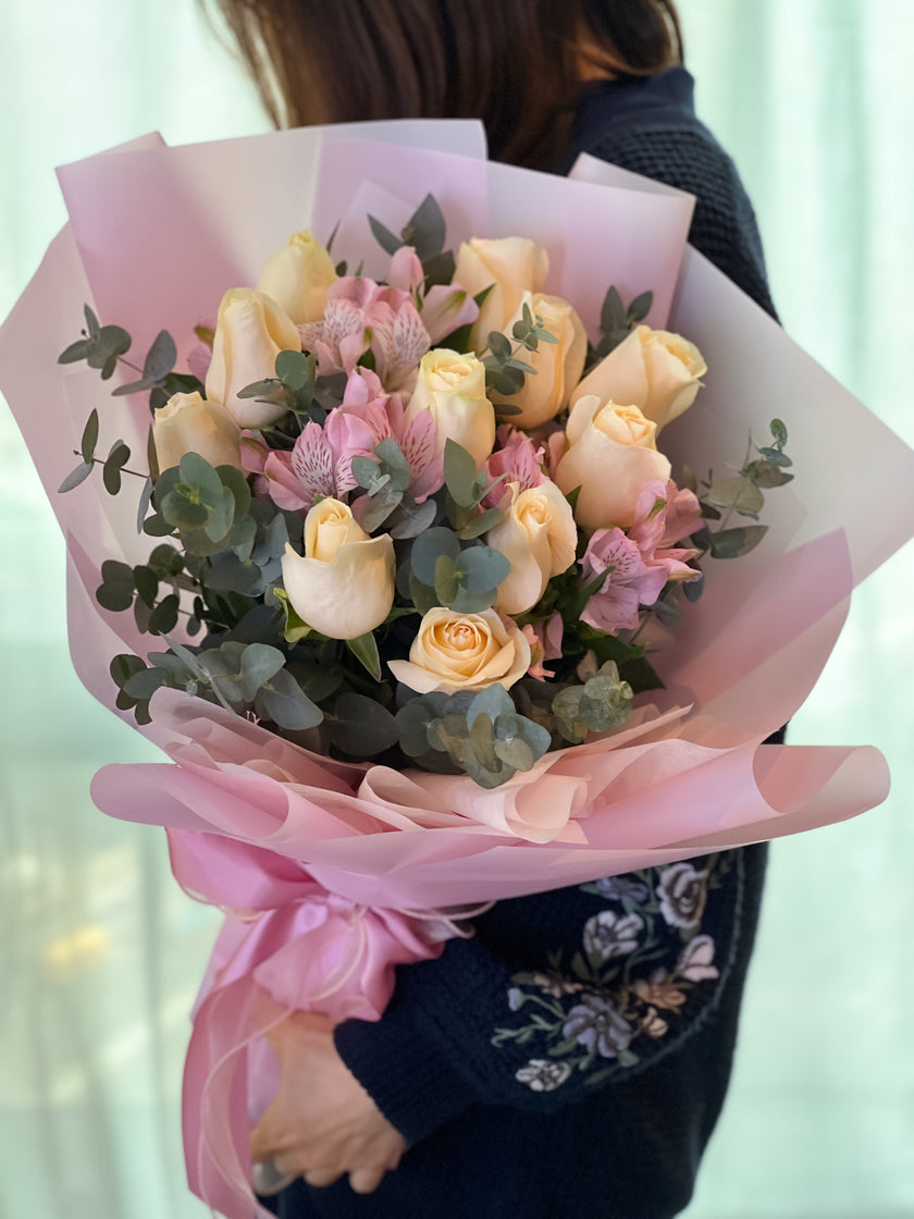 [Elegance Liuxiang] 11 champagne roses and small lilies bouquet
