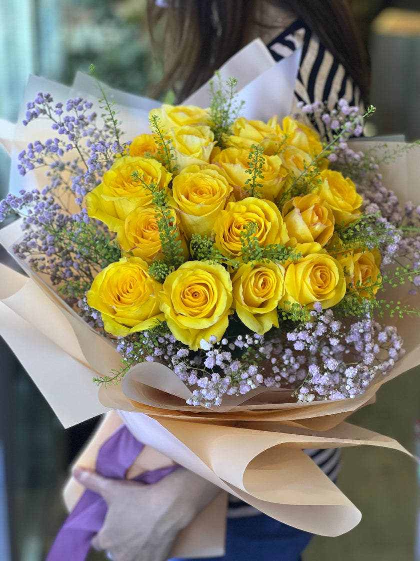 [Golden Light and Shadow] 18 Ecuadorian yellow roses bouquet