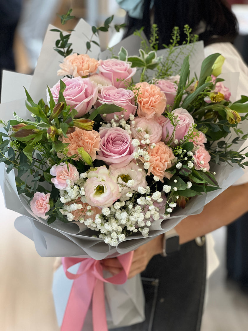 [Morning Whispers] Pink roses, Dutch carnations, lisianthus bouquet