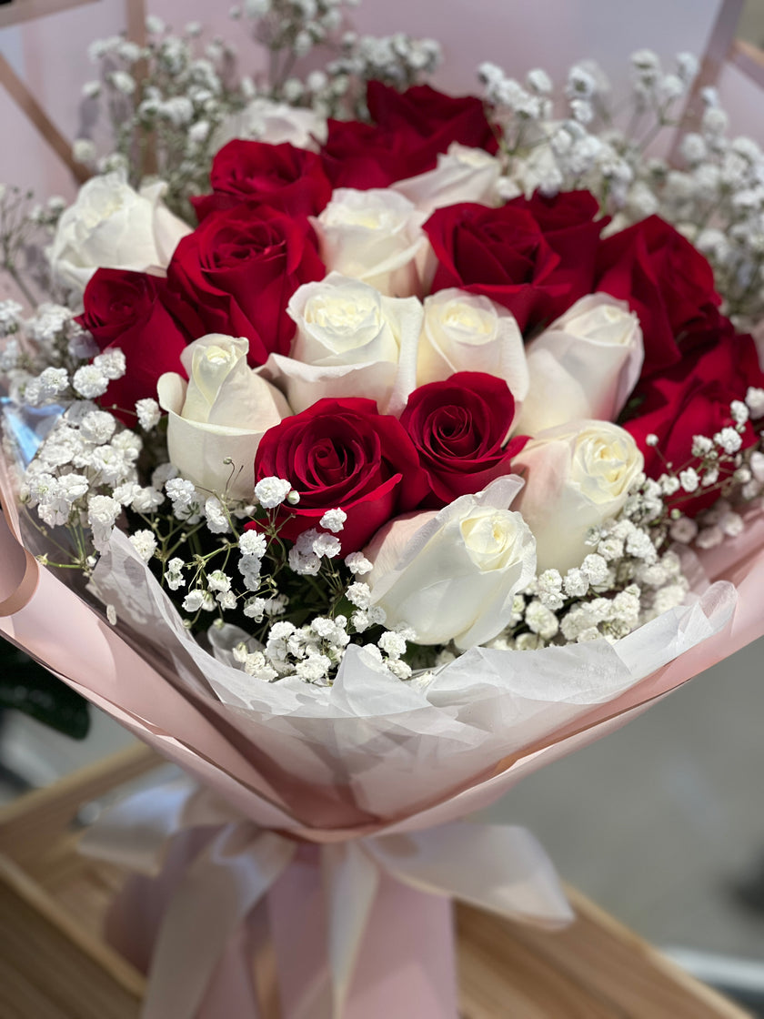[Double pair] 24 two-color red and white rose bouquets