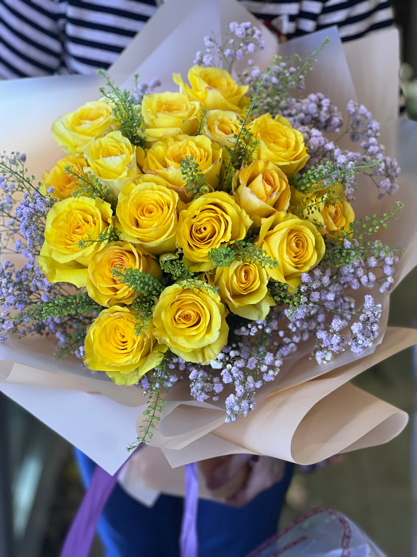 [Golden Light and Shadow] 18 Ecuadorian yellow roses bouquet