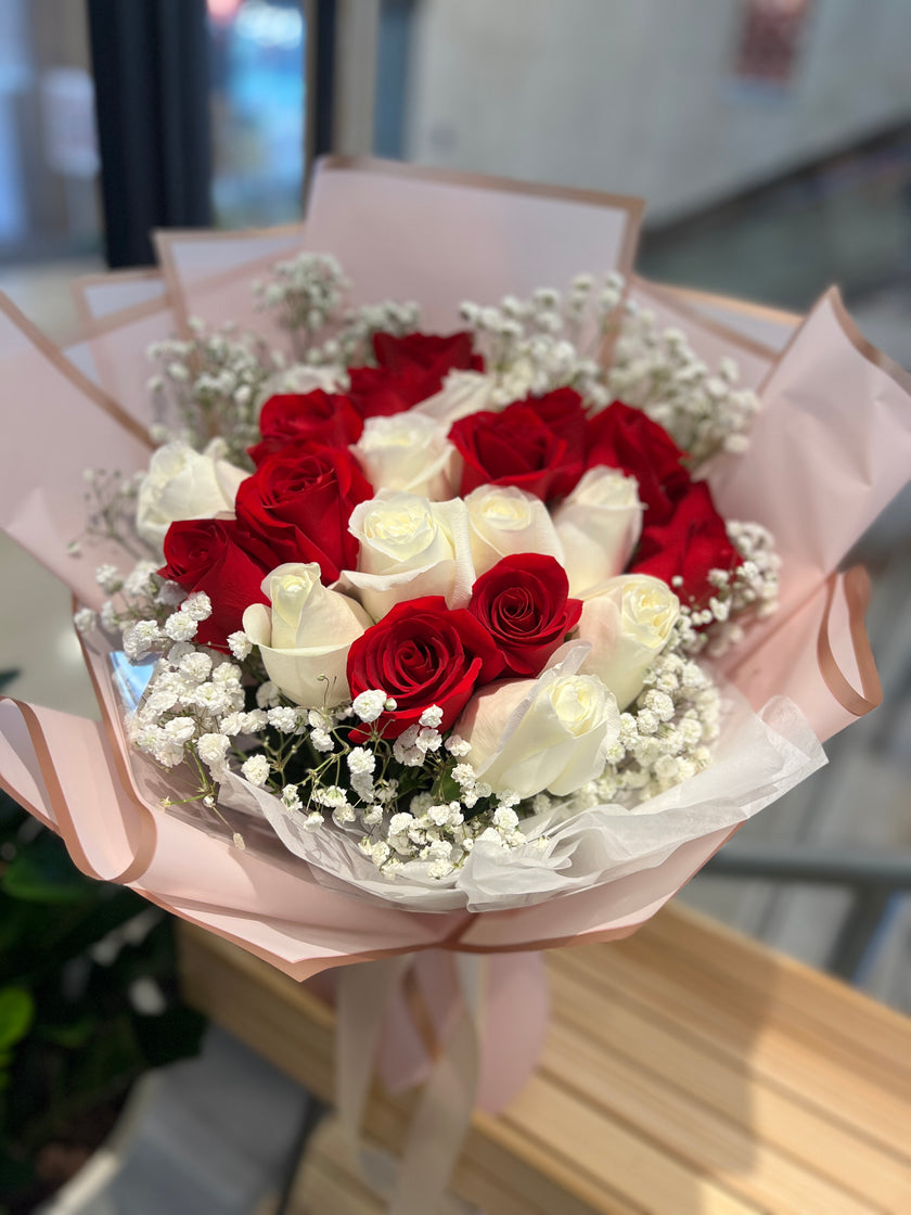 [Double pair] 24 two-color red and white rose bouquets