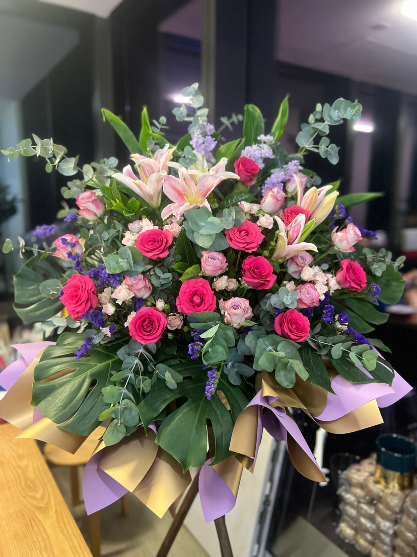 [Thriving] Pink lilies and pink roses blooming flower baskets