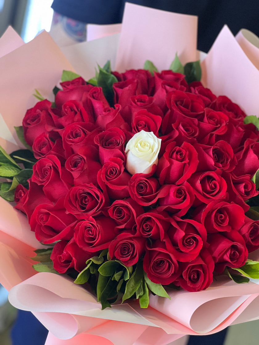 [Pure White Promise of Love] 50 Rose Bouquet