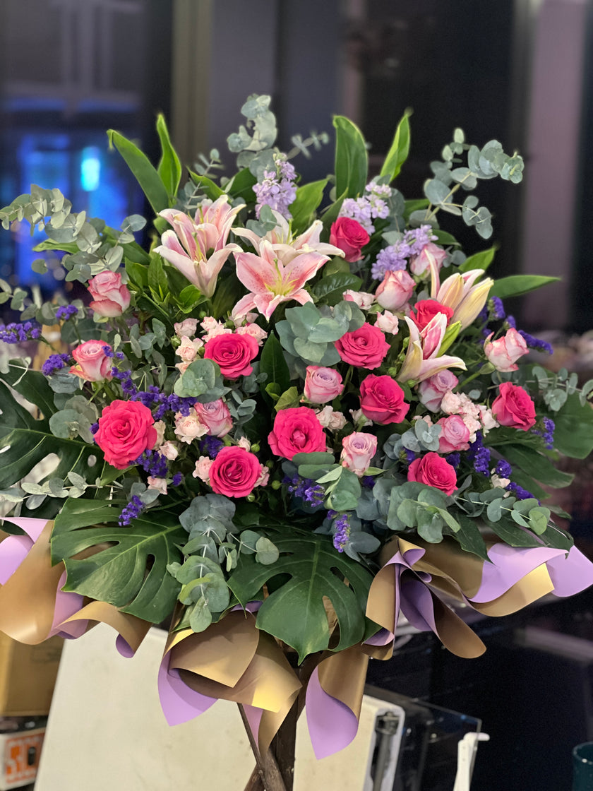[Thriving] Pink lilies and pink roses blooming flower baskets