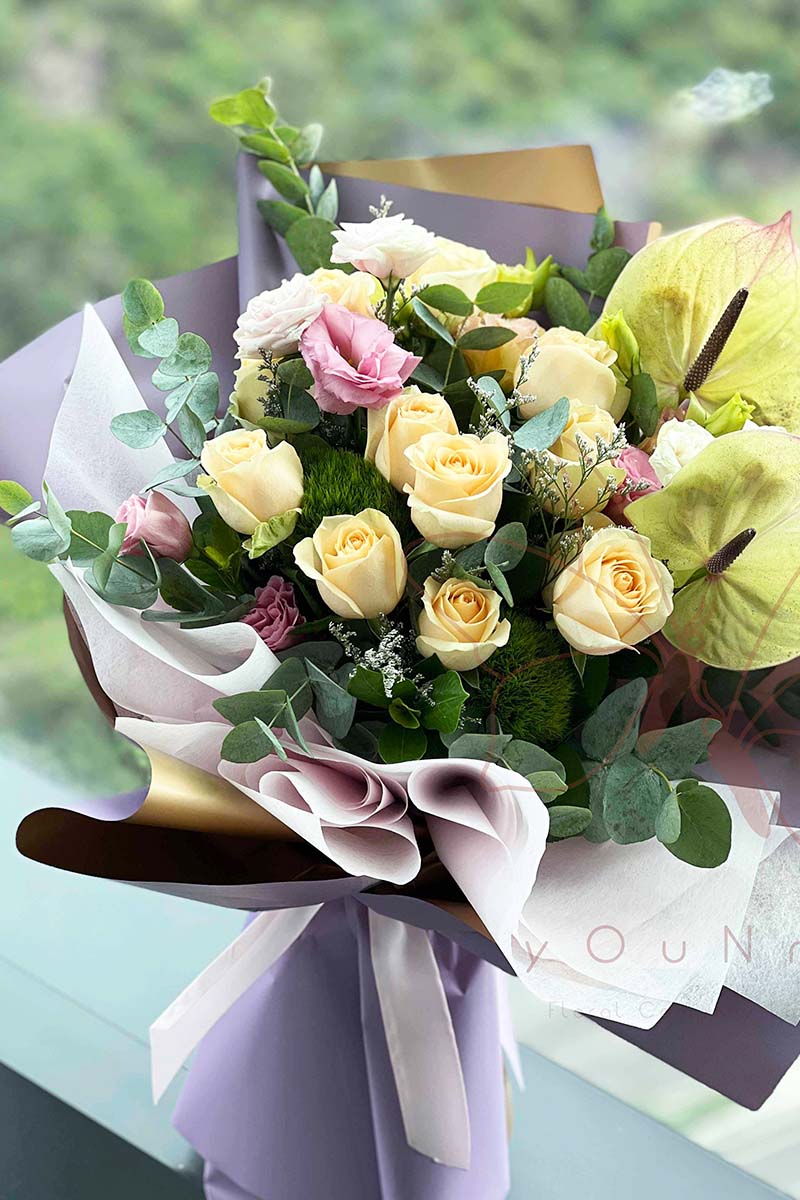 [Never forget] 12 champagne roses and green palm bouquet