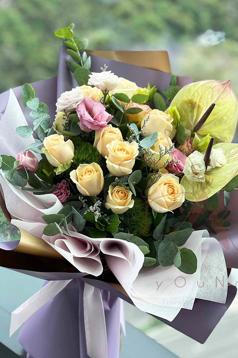 [Never forget] 12 champagne roses and green palm bouquet