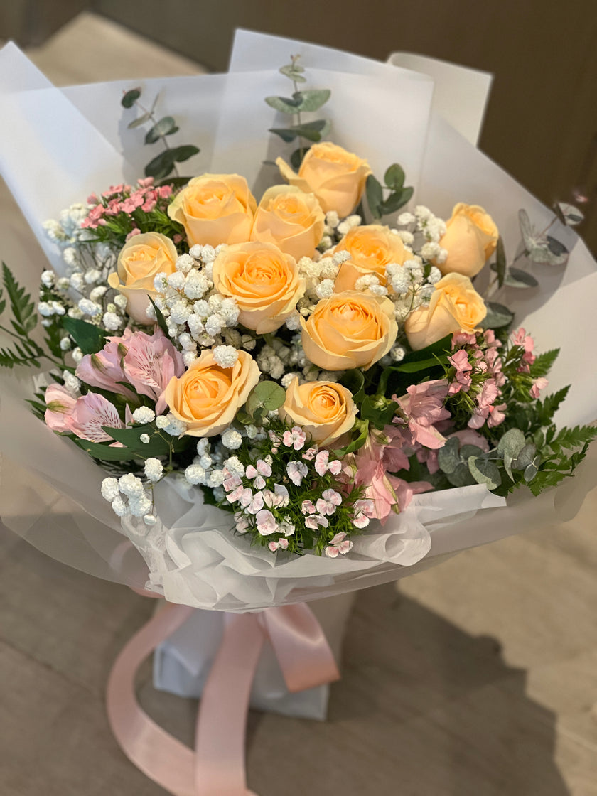 [Tenderness and brilliance] 11 champagne roses and small lilies bouquet