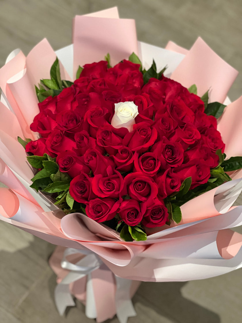 [Pure White Promise of Love] 50 Rose Bouquet