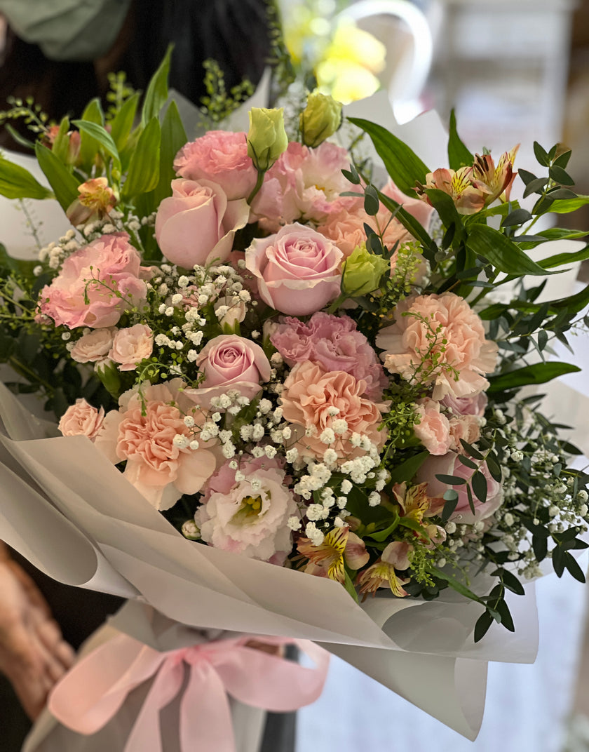[Morning Whispers] Pink roses, Dutch carnations, lisianthus bouquet