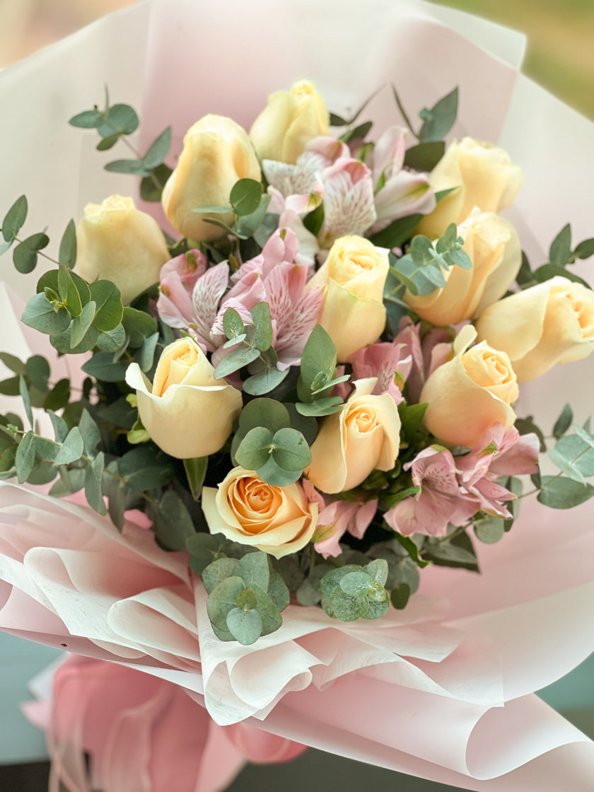 [Elegance Liuxiang] 11 champagne roses and small lilies bouquet
