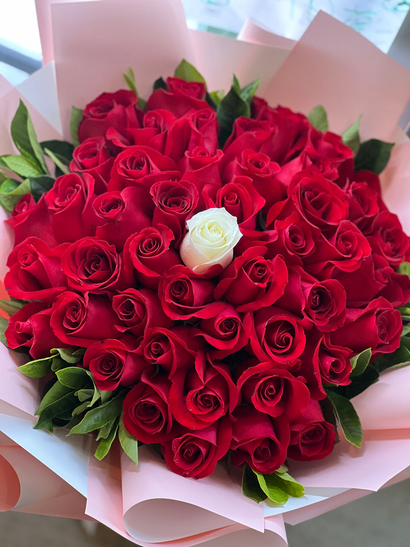 [Pure White Promise of Love] 50 Rose Bouquet