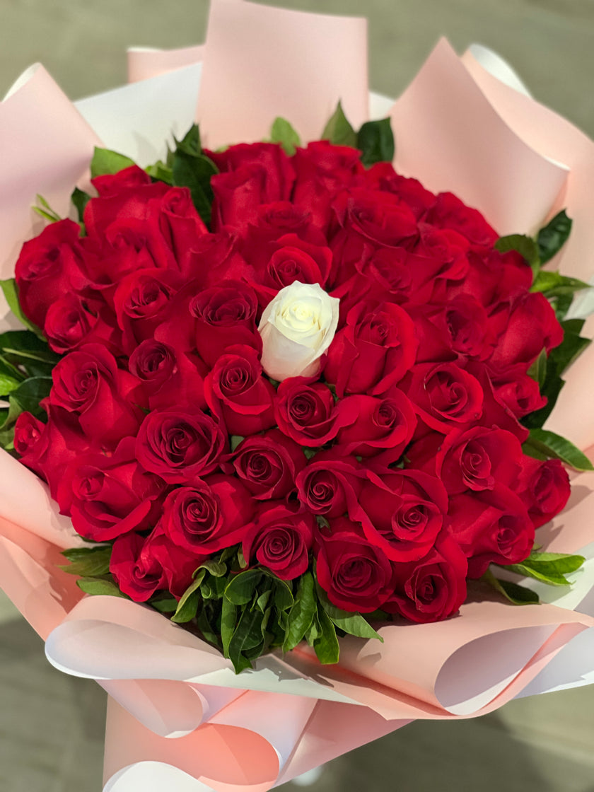 [Pure White Promise of Love] 50 Rose Bouquet