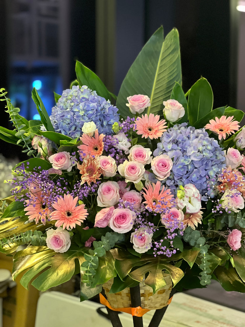 [Welcoming guests from all over the world] Hydrangea, rose and gerbera flower baskets