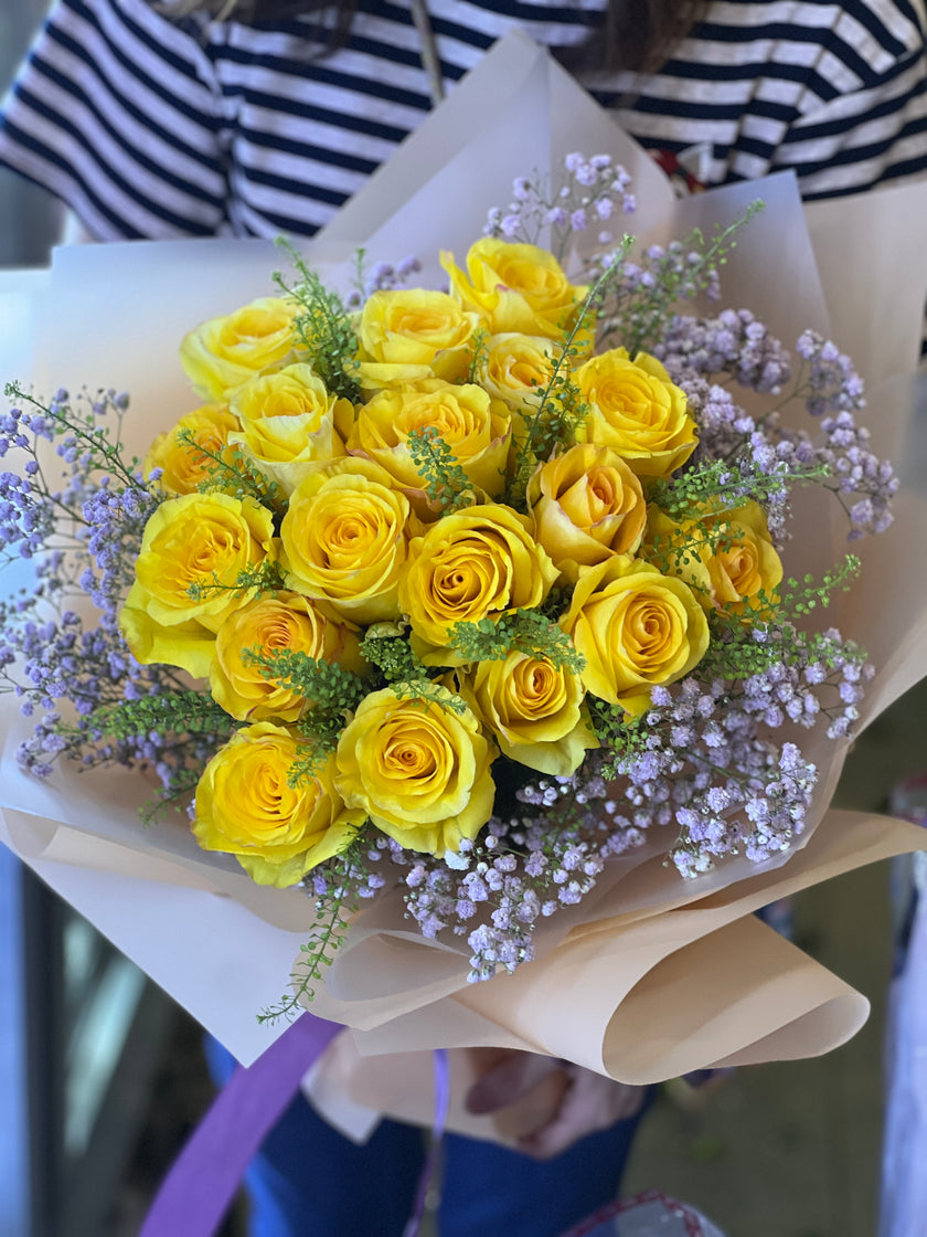 [Golden Light and Shadow] 18 Ecuadorian yellow roses bouquet