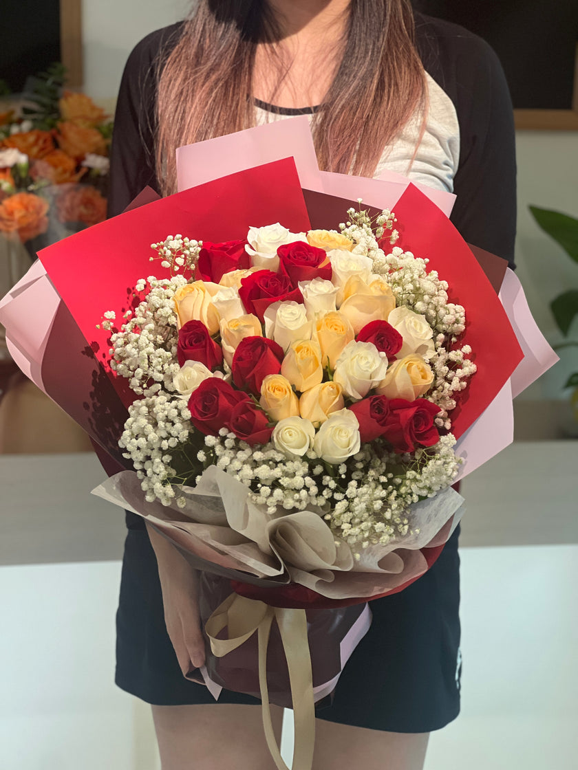 [Love Trio] 30 mixed color roses and baby's breath bouquet