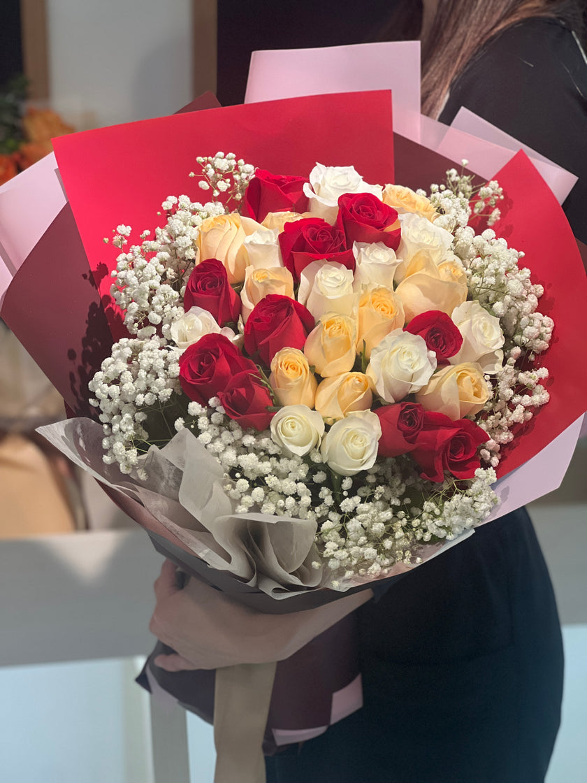 [Love Trio] 30 mixed color roses and baby's breath bouquet