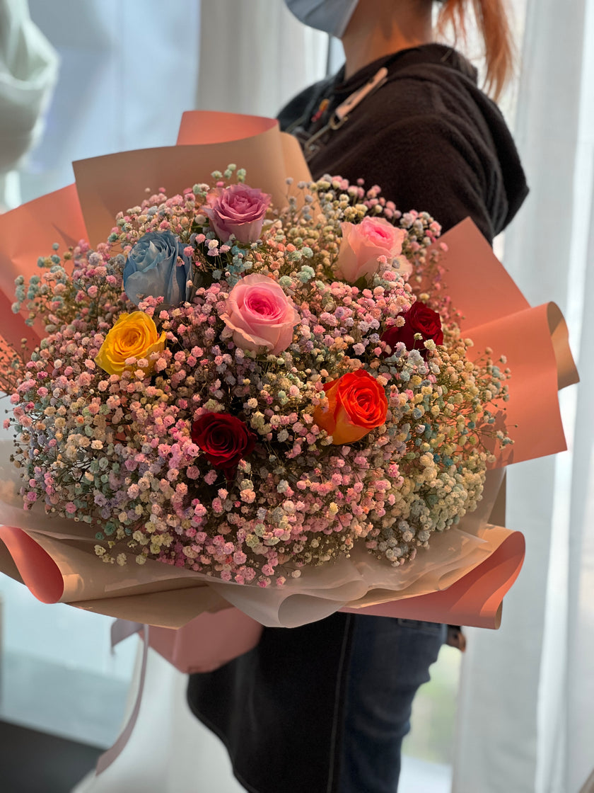 [Draw a colorful red] 8 random roses and baby's breath bouquet