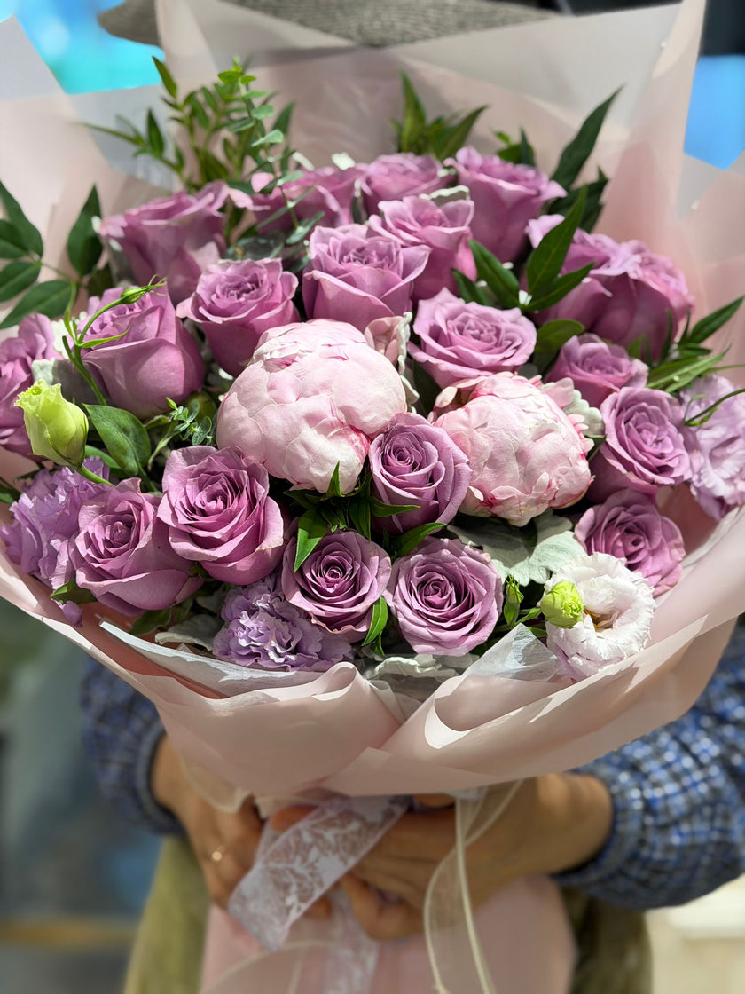 【紫金盛放】粉牡丹與奢華紫玫瑰蕾絲藝術花束